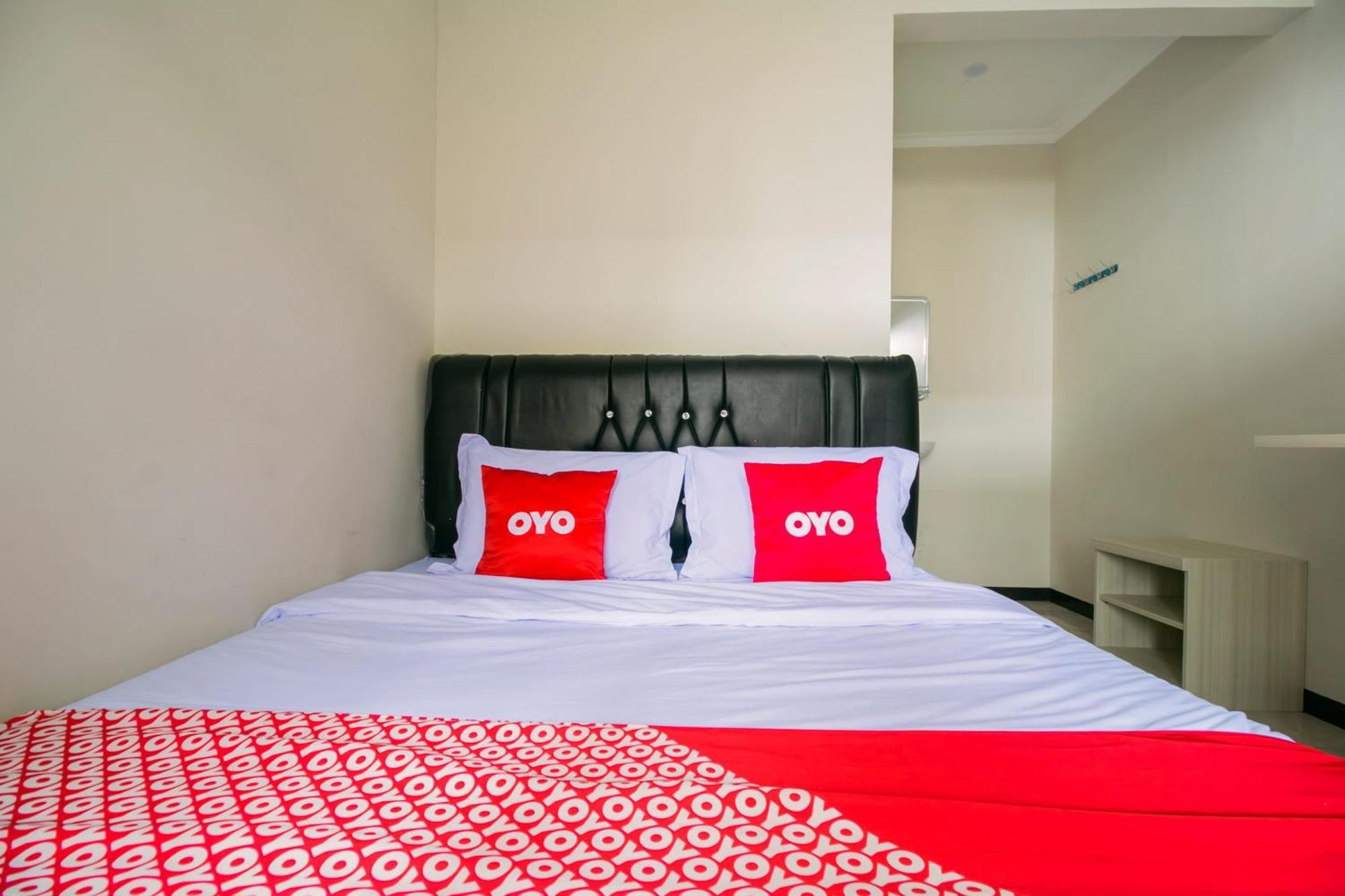 Oyo 1078 Fakhira Residence Чианджур Екстериор снимка